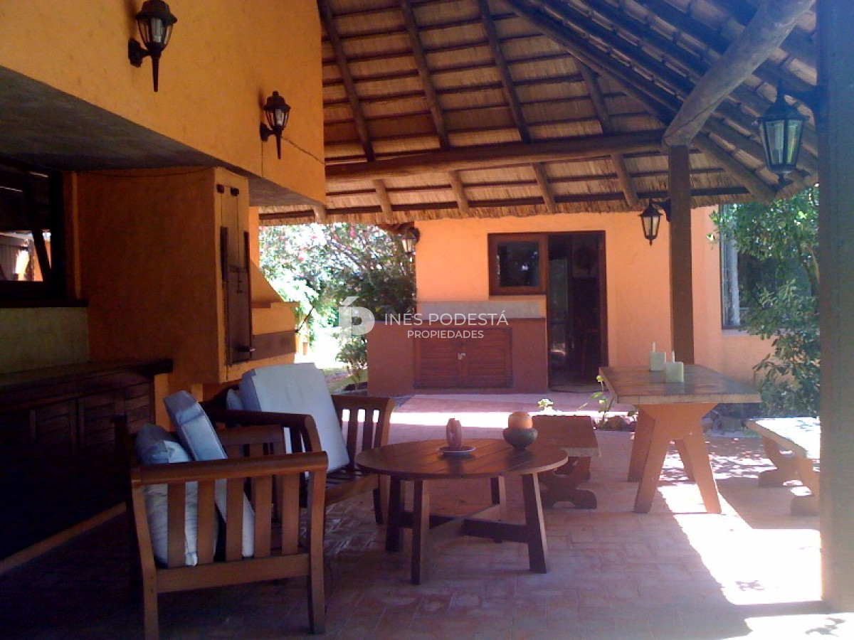 Casa ID.6337 - Alquiler 3 dormitorios y dependencia de servicio
