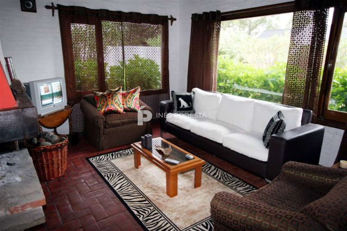 Casa ID.6337 - Alquiler 3 dormitorios y dependencia de servicio