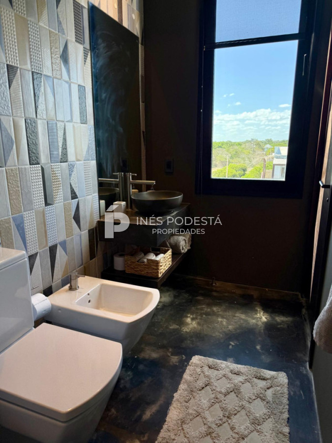 Casa ID.41914 - Venta propiedad moderna con 2 suites y dependencia de servicio