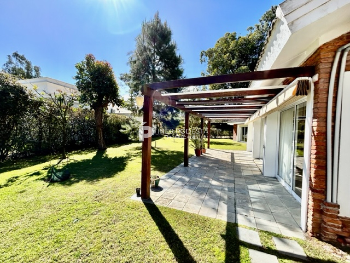 Casa ID.916 - Mansa, excelente ubicación con 4 dormitorios y 3 baños