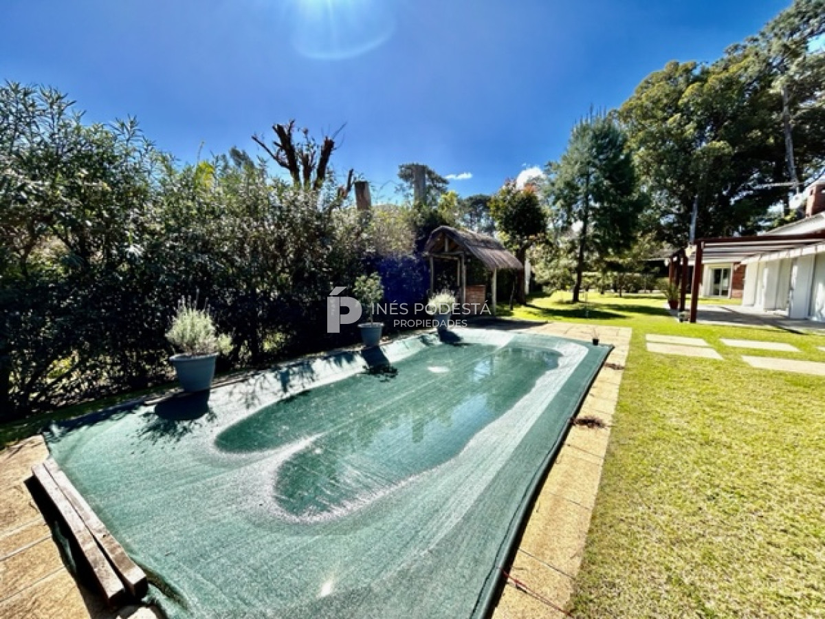 Casa ID.916 - Mansa, excelente ubicación con 4 dormitorios y 3 baños