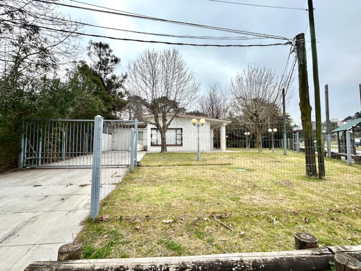 Casa ID.41572 - Venta casa sobre Br. Artigas con 4 dormitorios