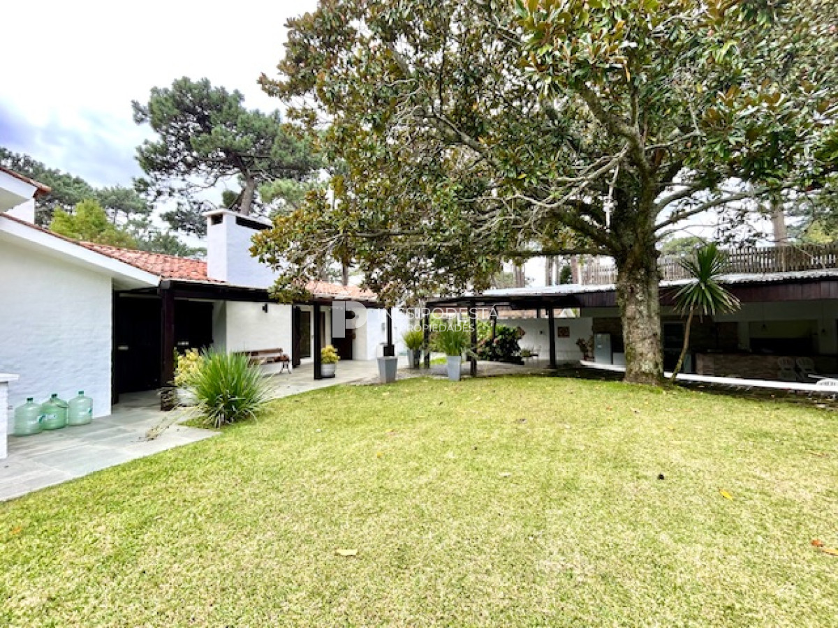 Casa ID.40762 - Venta en mansa con 4 dormitorios más 2 dormitorios exteriores