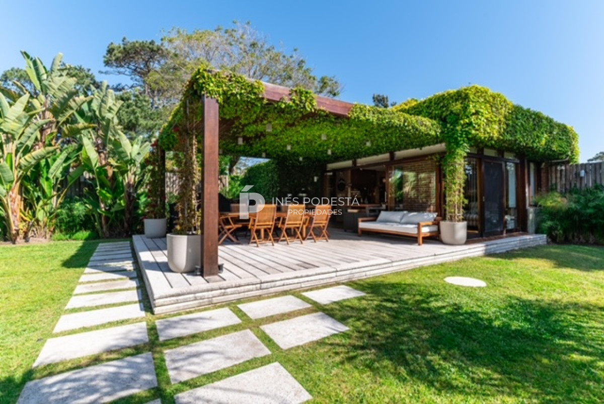 Casa ID.8429 - Venta de Excelente propiedad en el corazón de La Mansa con 4 suites