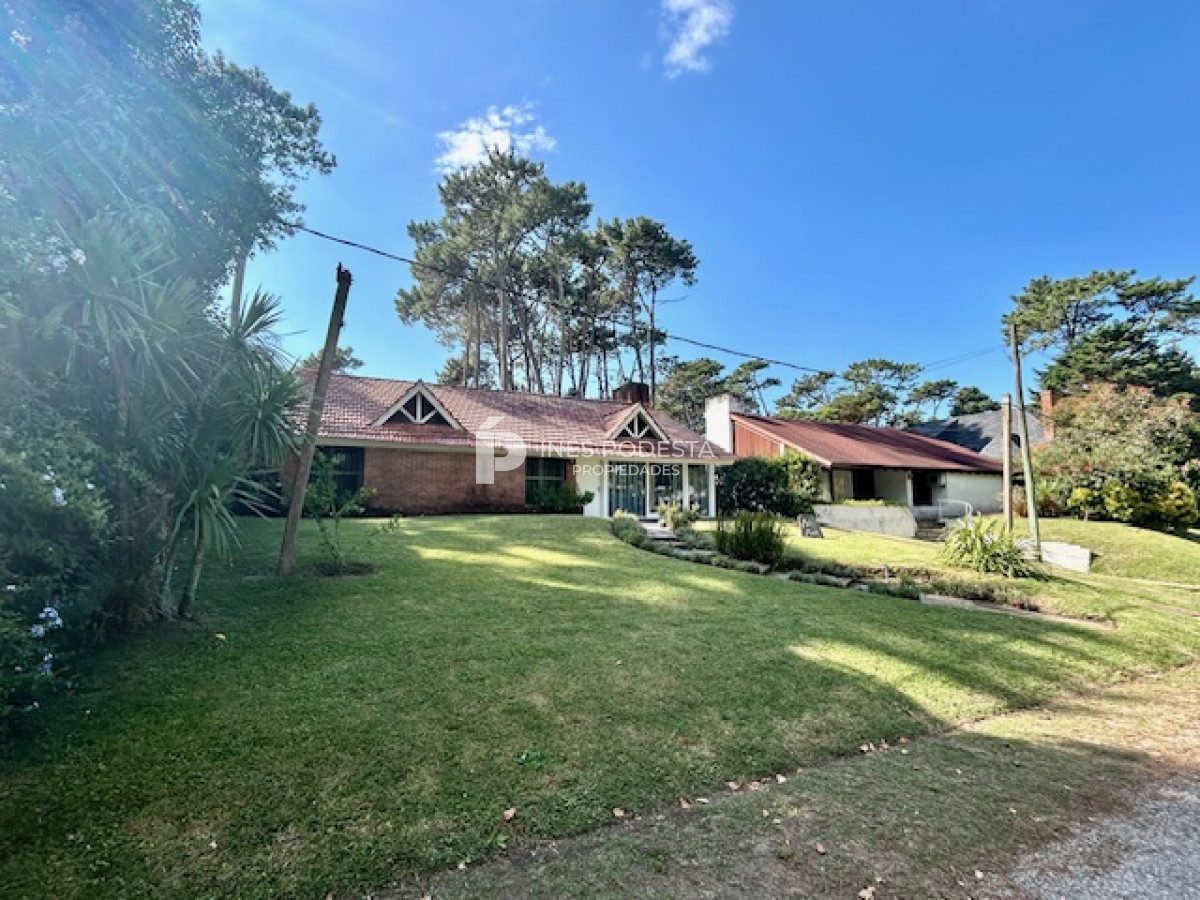 Casa ID.7039 - Venta casa de 3 dormitorios y dependencia de servicio