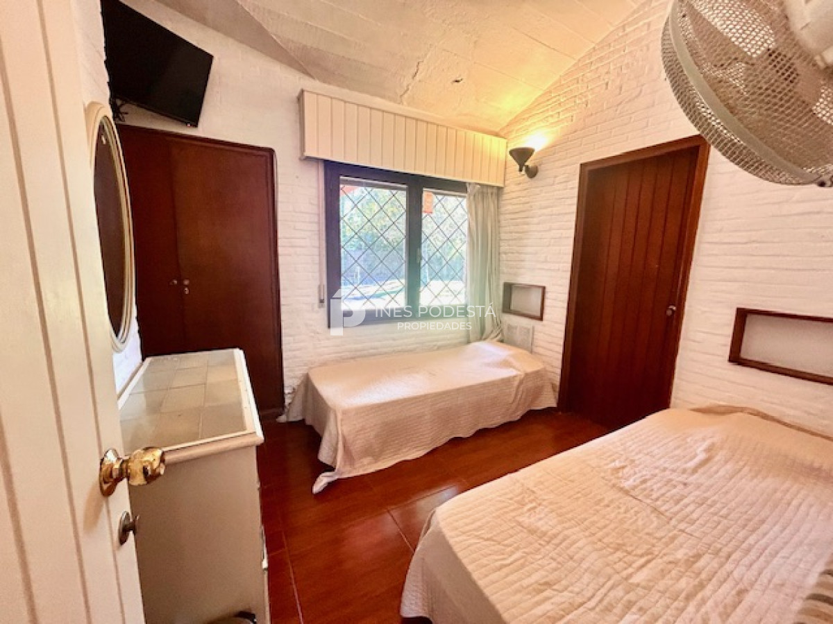 Casa ID.4899 - Venta casa en mansa 4 dormitorios y dependencia de servicio,  piscina
