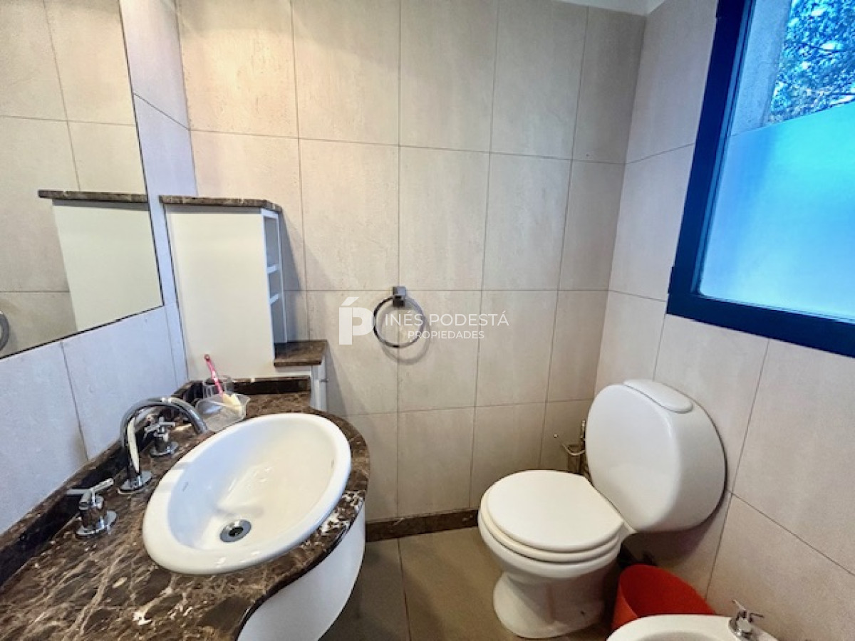 Casa ID.8011 - Venta con 4 dormitorios y dependencia de servicio