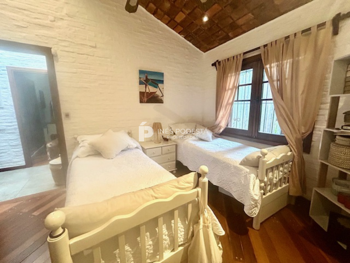 Casa ID.41030 - Venta casa con 4 dormitorios + dependencia de servicio y piscina climatizada