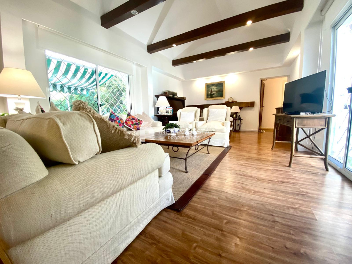 Casa ID.1973 - Venta en Cantegril 4 dormitorios y dependencia de servicio