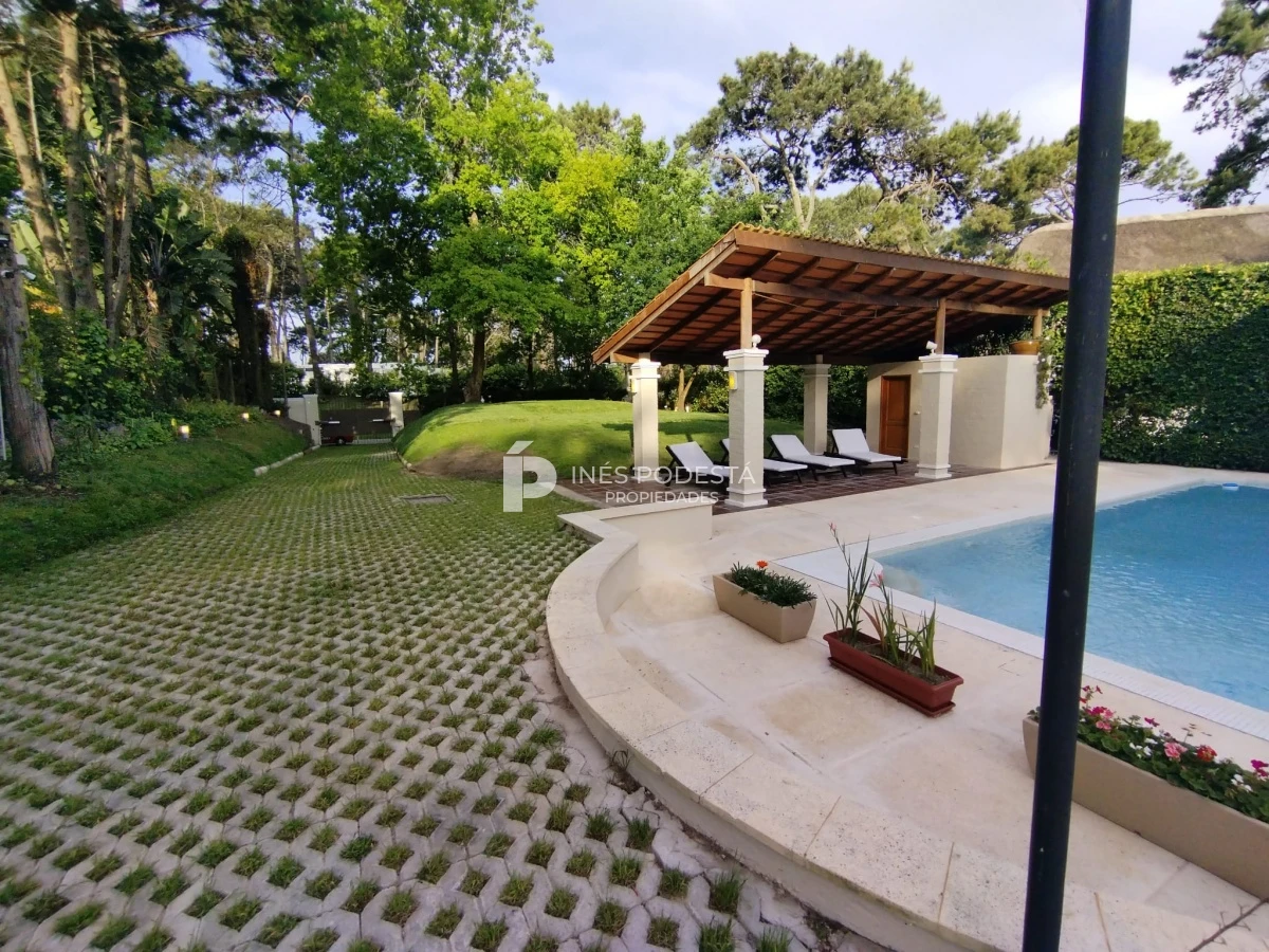 Casa ID.246 - Venta en  San Rafael 4 dormitorios  con piscina