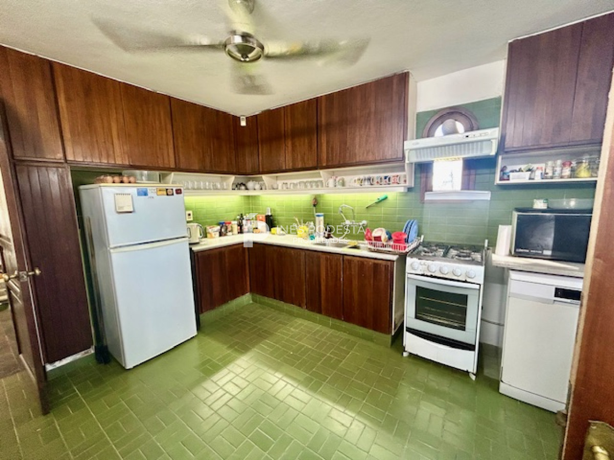 Casa ID.8011 - Venta con 4 dormitorios y dependencia de servicio