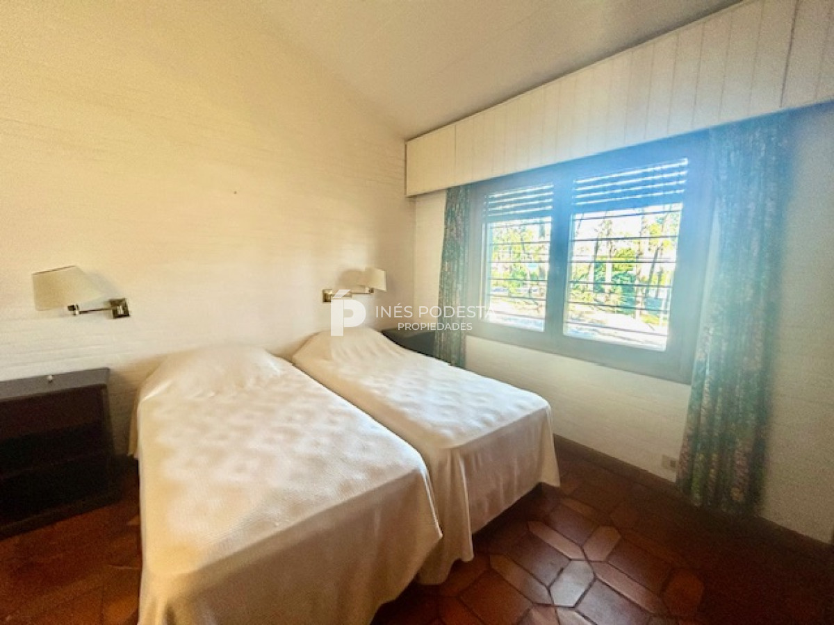 Casa ID.4899 - Venta casa en mansa 4 dormitorios y dependencia de servicio,  piscina