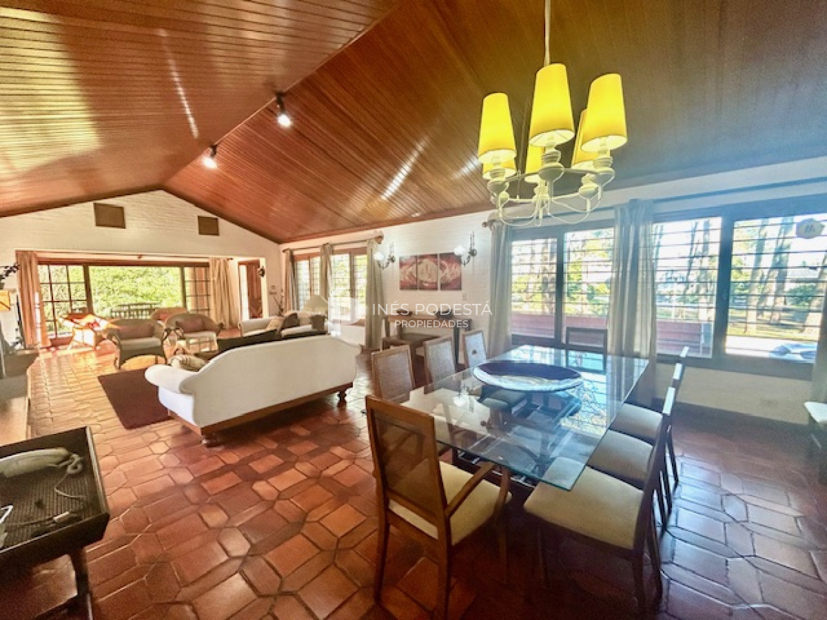 Casa ID.4899 - Venta casa en mansa 4 dormitorios y dependencia de servicio,  piscina