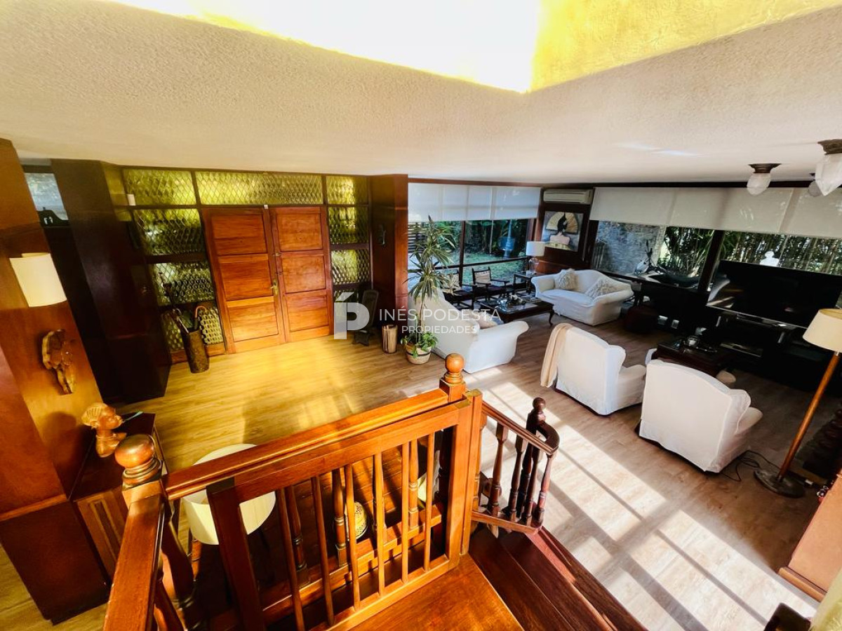 Casa ID.320 - Mansa con 5 dormitorios y dependencia de servicio