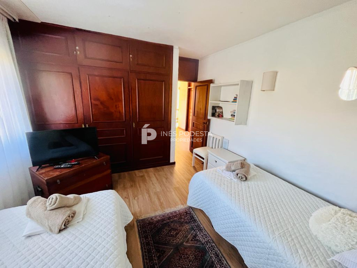 Casa ID.320 - Mansa con 5 dormitorios y dependencia de servicio