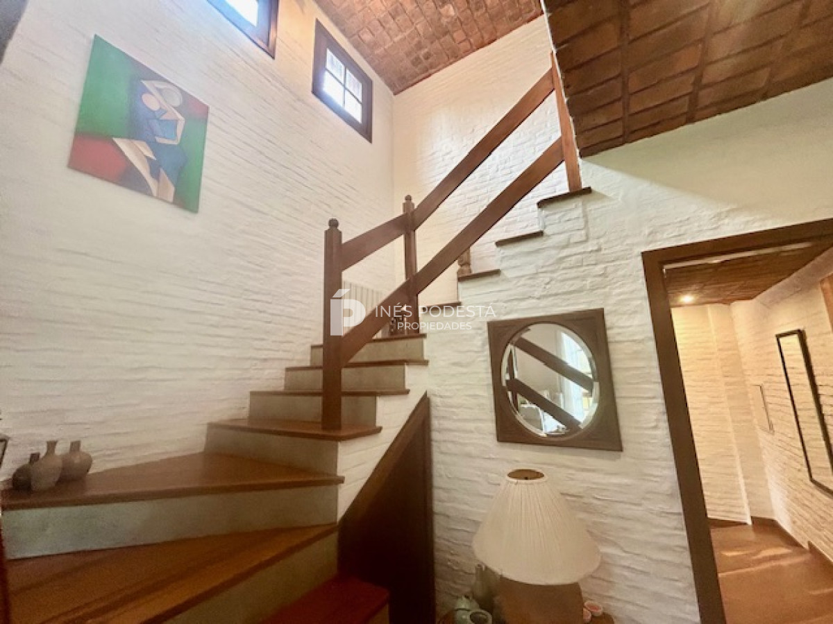 Casa ID.41030 - Venta casa con 4 dormitorios + dependencia de servicio y piscina climatizada