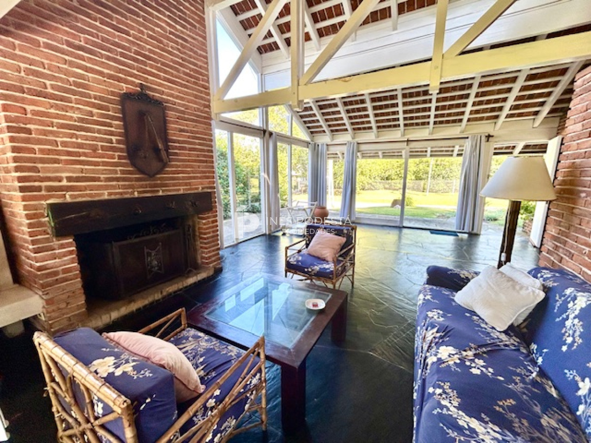 Casa ID.7039 - Venta casa de 3 dormitorios y dependencia de servicio