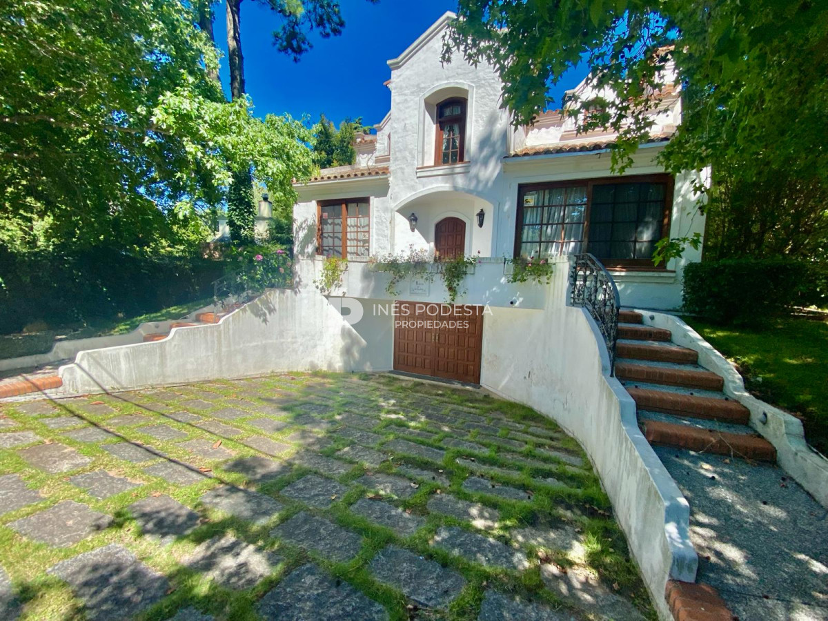 Casa ID.40401 - Venta 3 suites, dependencia de servicio y piscina