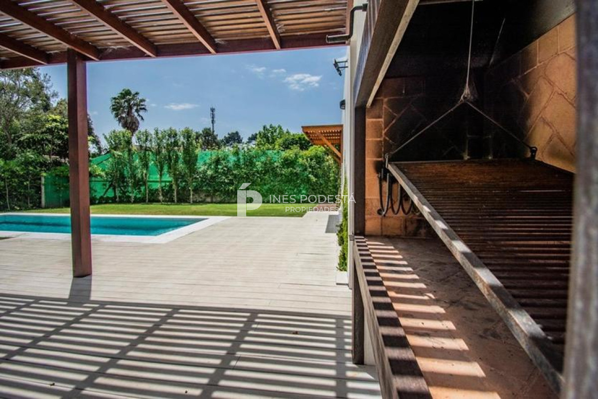 Casa ID.8678 - Alquiler 4 dormitorios y dependencia de servicio con piscina