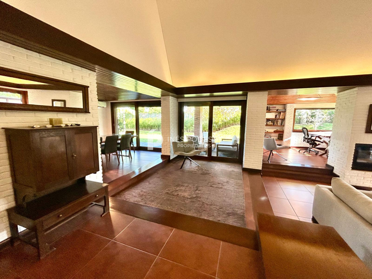 Casa ID.8429 - Venta de Excelente propiedad en el corazón de La Mansa con 4 suites