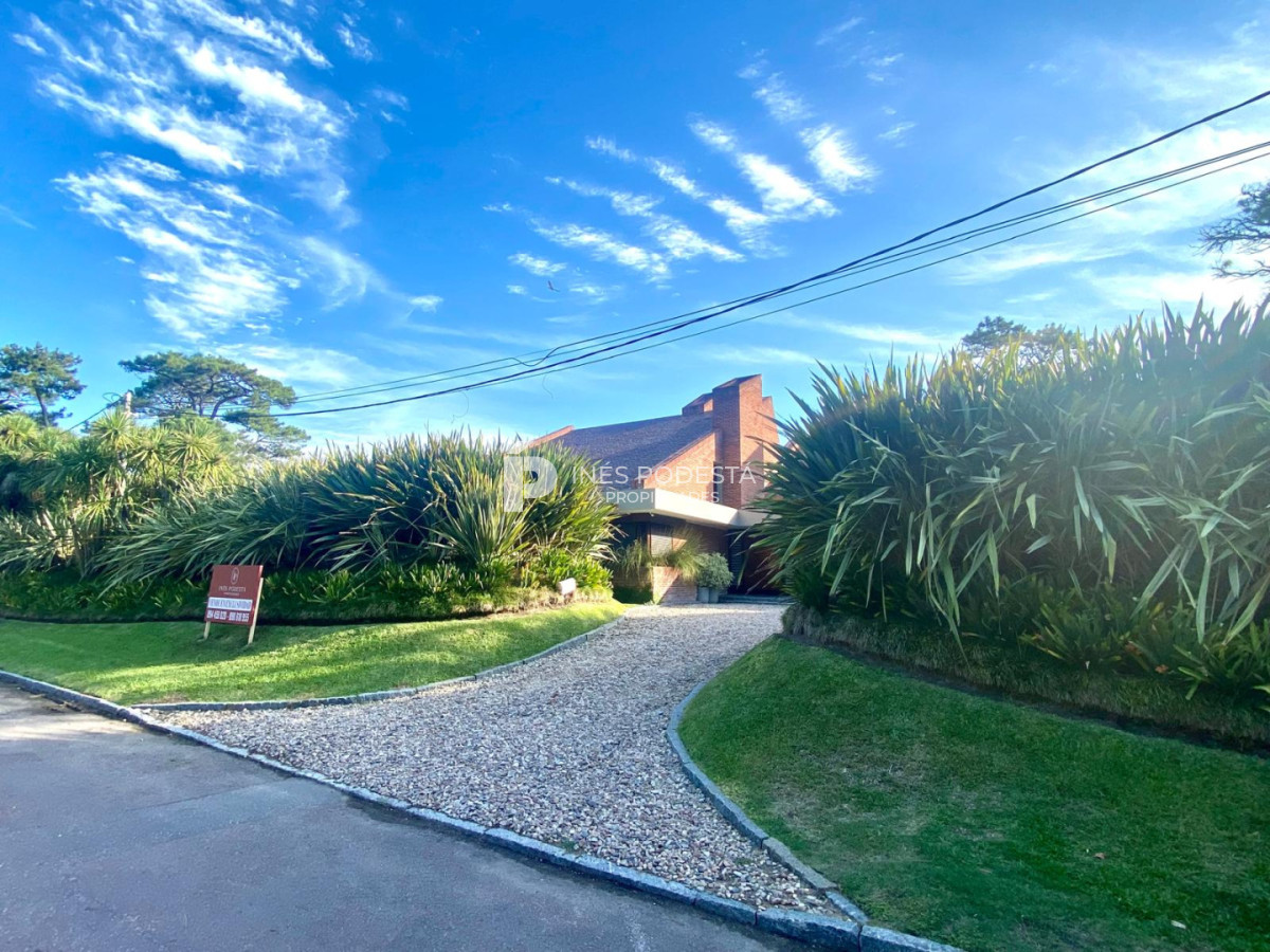 Casa ID.8429 - Venta de Excelente propiedad en el corazón de La Mansa con 4 suites