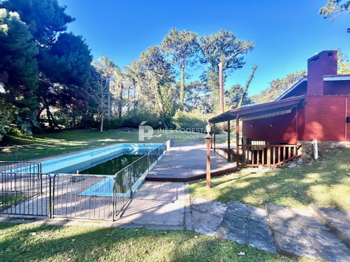 Casa ID.4899 - Venta casa en mansa 4 dormitorios y dependencia de servicio,  piscina