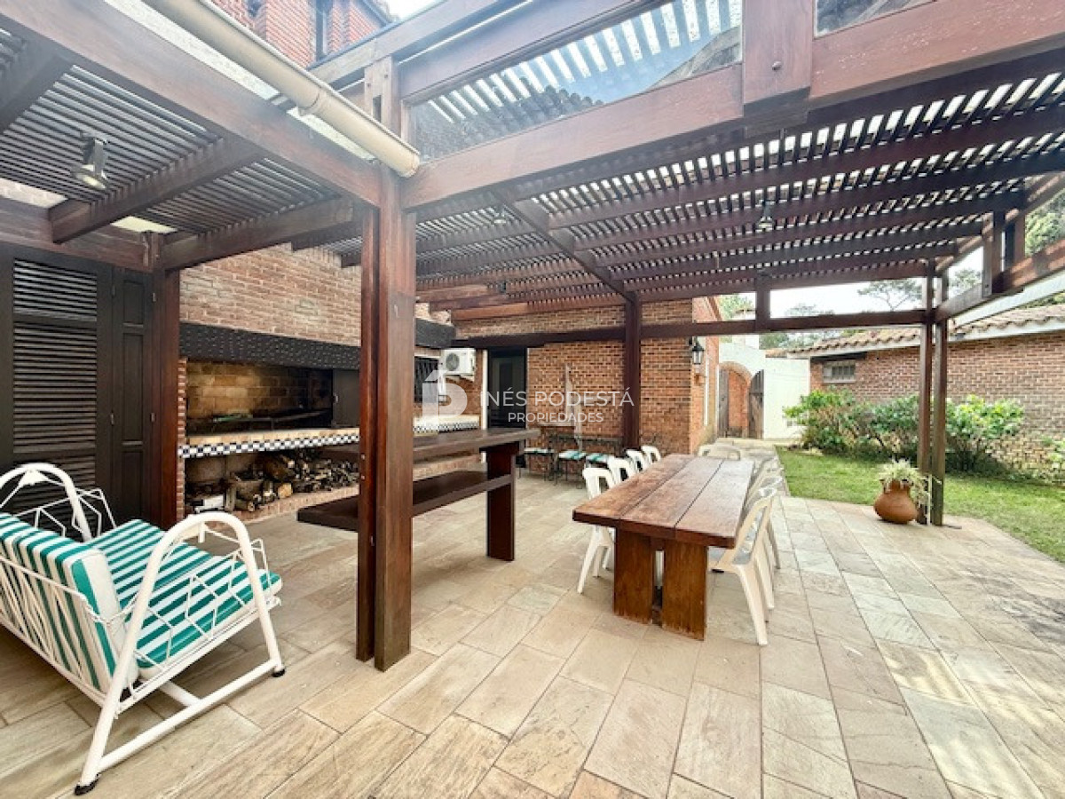 Casa ID.41747 - Venta 7 dormitorios, 8 baños  más dependencias de servicio