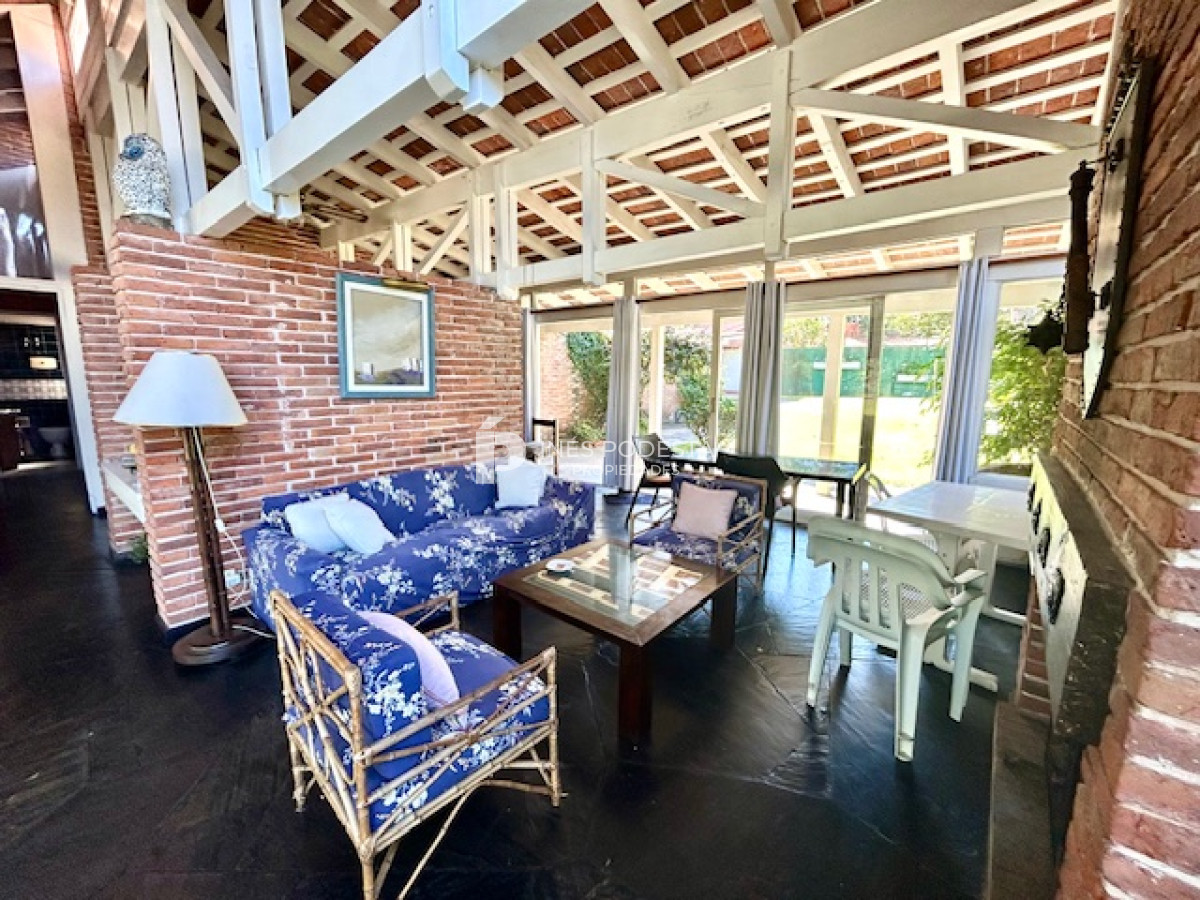 Casa ID.7039 - Venta casa de 3 dormitorios y dependencia de servicio