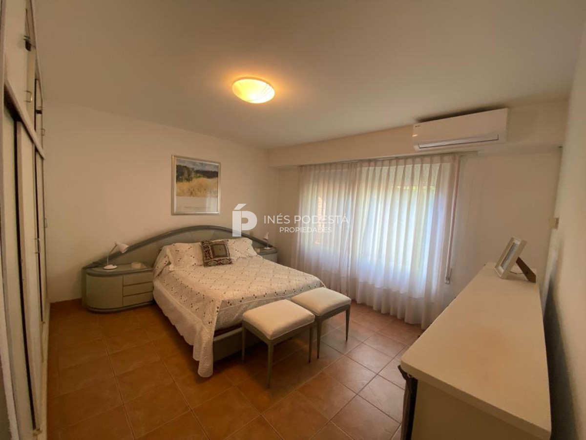 Casa ID.6240 - Alquiler en Mansa  4 dormitorios y dependencia de servicio