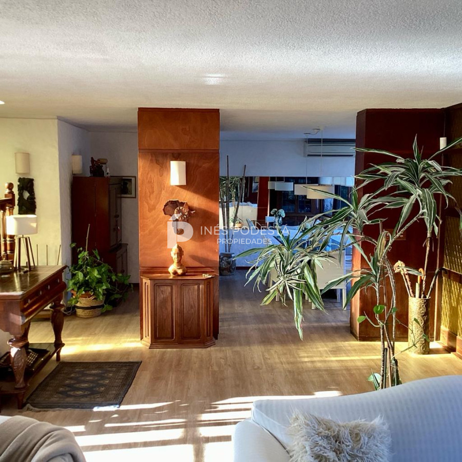 Casa ID.320 - Mansa con 5 dormitorios y dependencia de servicio