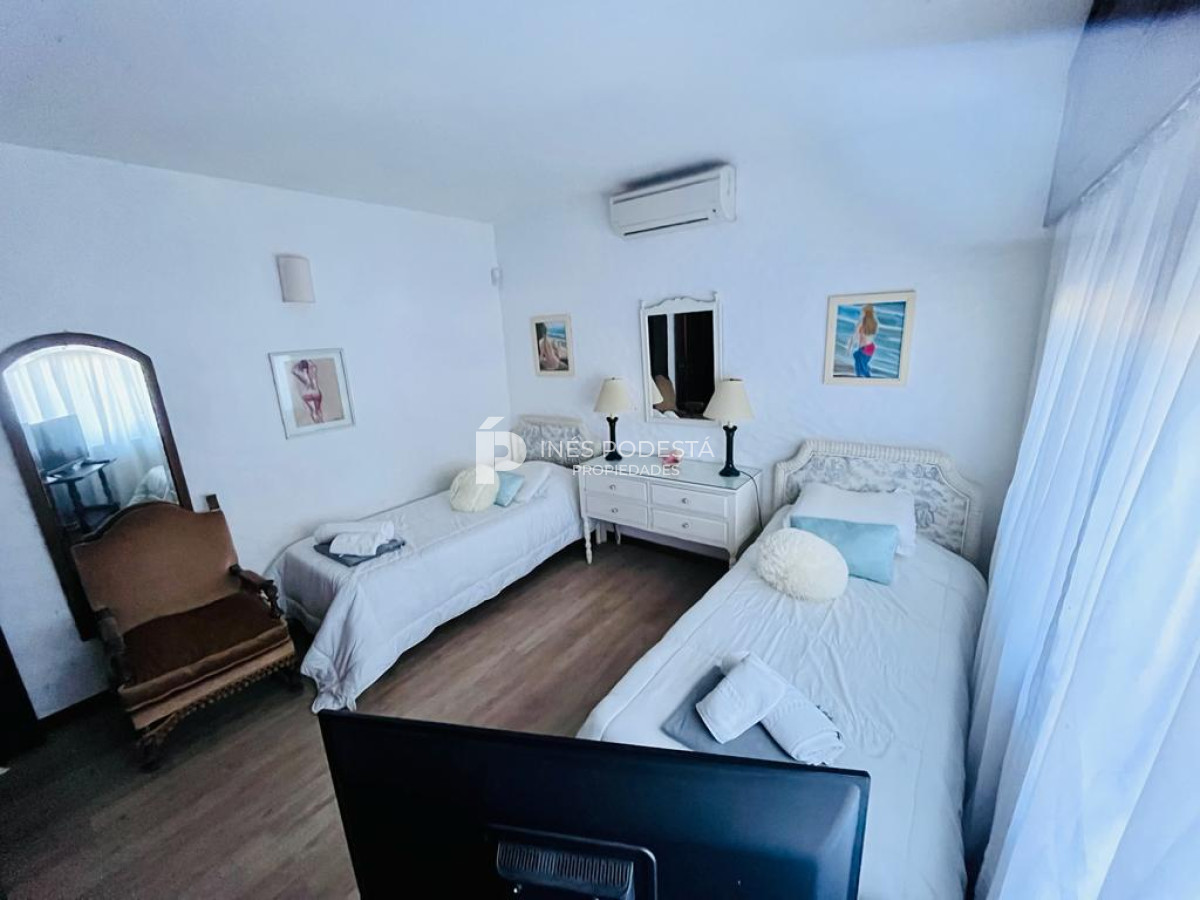 Casa ID.320 - Mansa con 5 dormitorios y dependencia de servicio