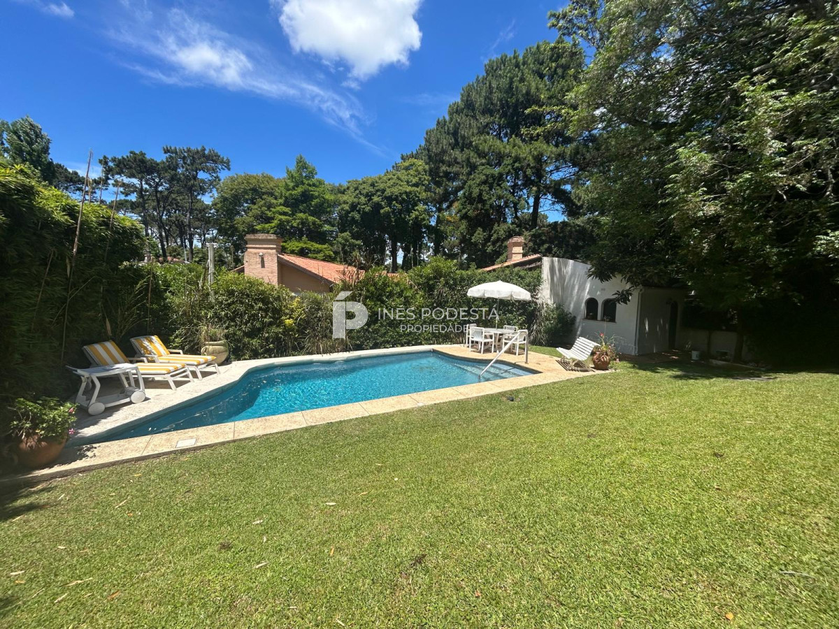 Casa ID.40401 - Venta 3 suites, dependencia de servicio y piscina