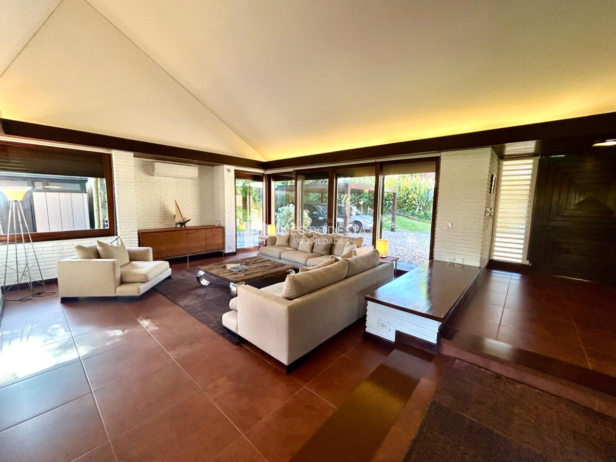Casa ID.8429 - Venta de Excelente propiedad en el corazón de La Mansa con 4 suites