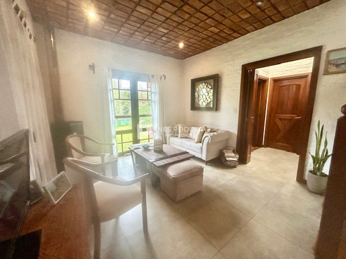 Casa ID.41030 - Venta casa con 4 dormitorios + dependencia de servicio y piscina climatizada