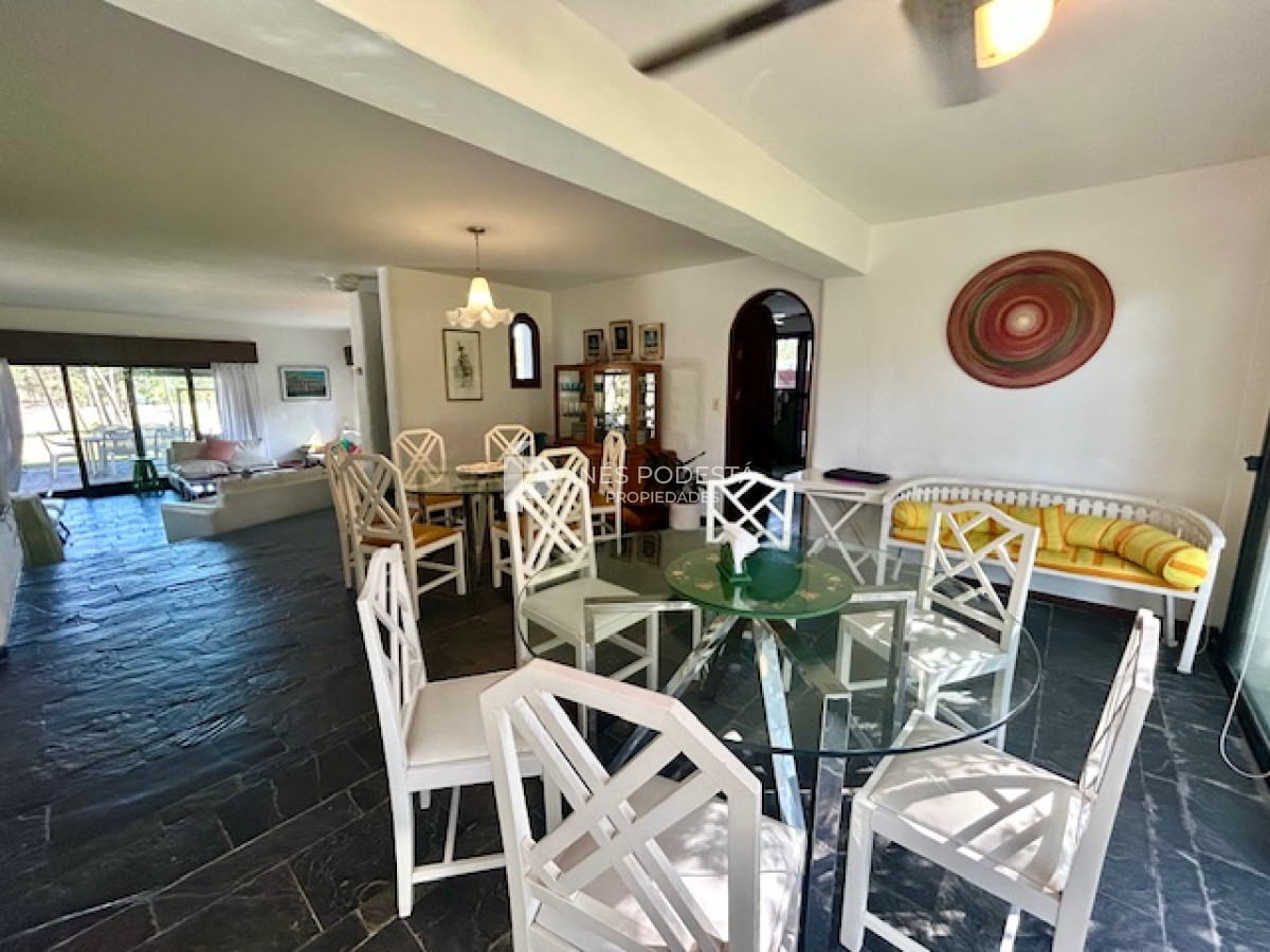 Casa ID.8011 - Venta con 4 dormitorios y dependencia de servicio