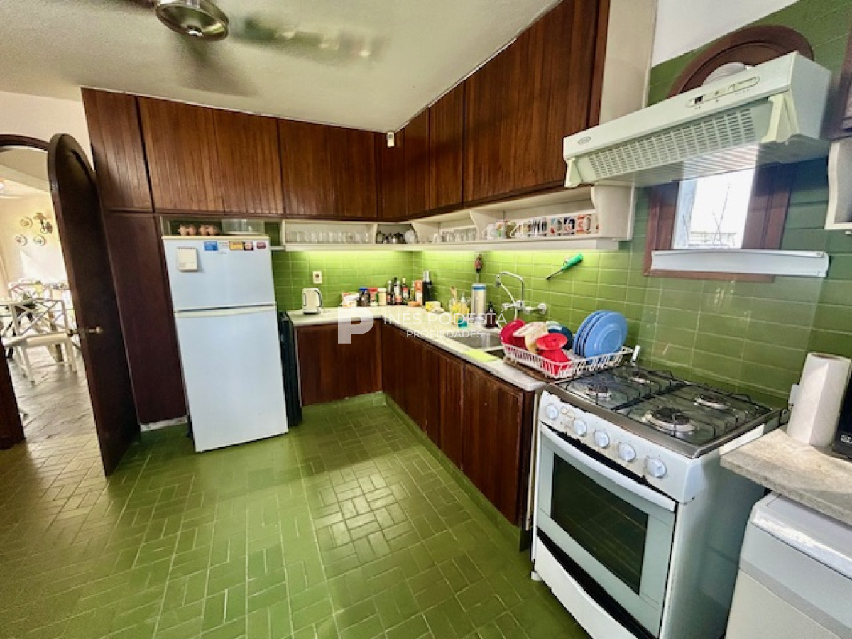 Casa ID.8011 - Venta con 4 dormitorios y dependencia de servicio