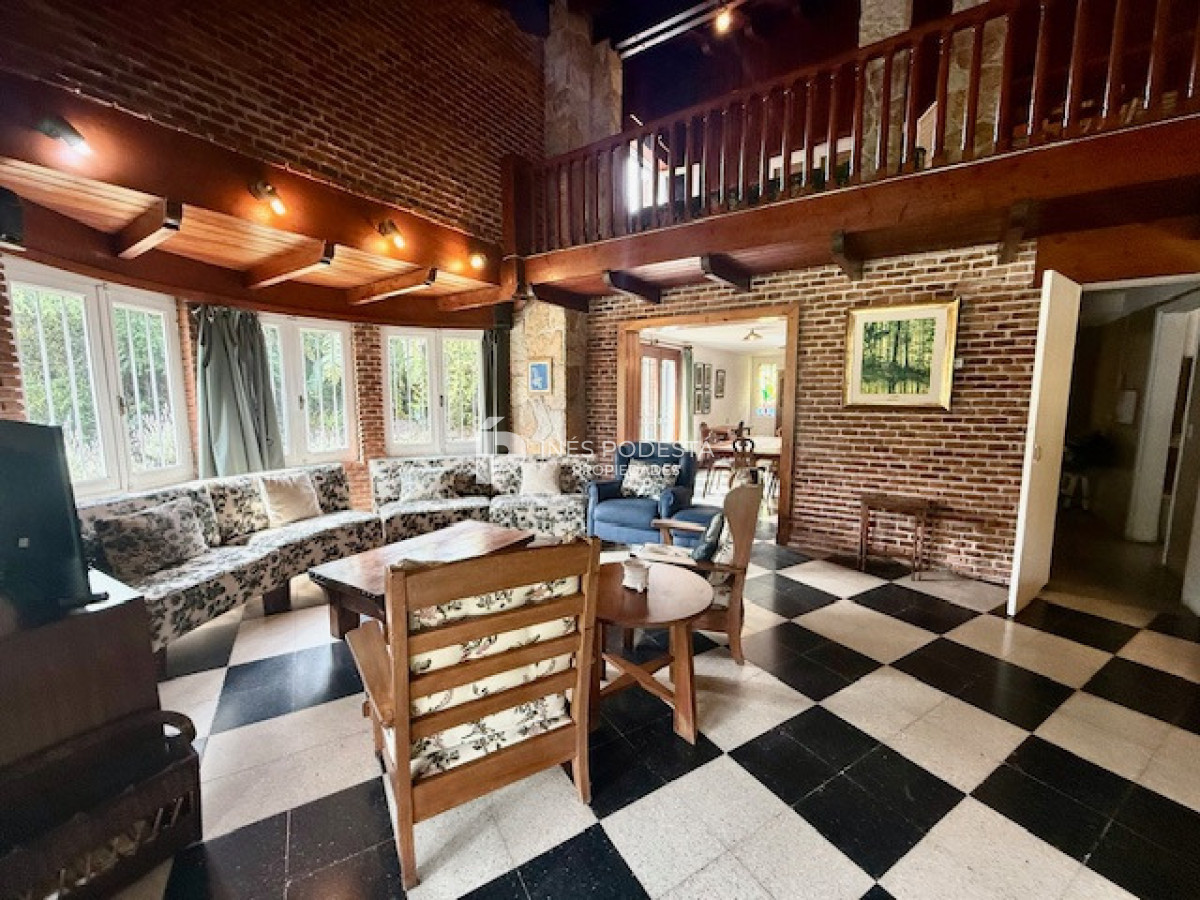 Casa ID.41747 - Venta 7 dormitorios, 8 baños  más dependencias de servicio