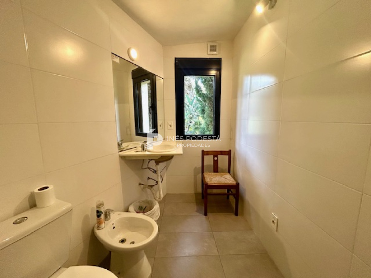 Casa ID.8011 - Venta con 4 dormitorios y dependencia de servicio