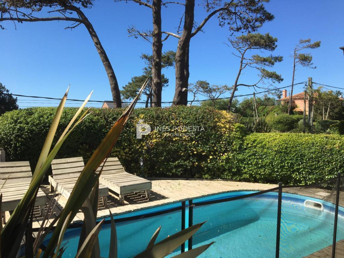 Casa ID.6435 - Venta casa con 5 dormitorios más dependencia de servicio