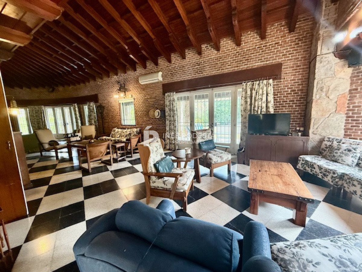 Casa ID.41747 - Venta 7 dormitorios, 8 baños  más dependencias de servicio
