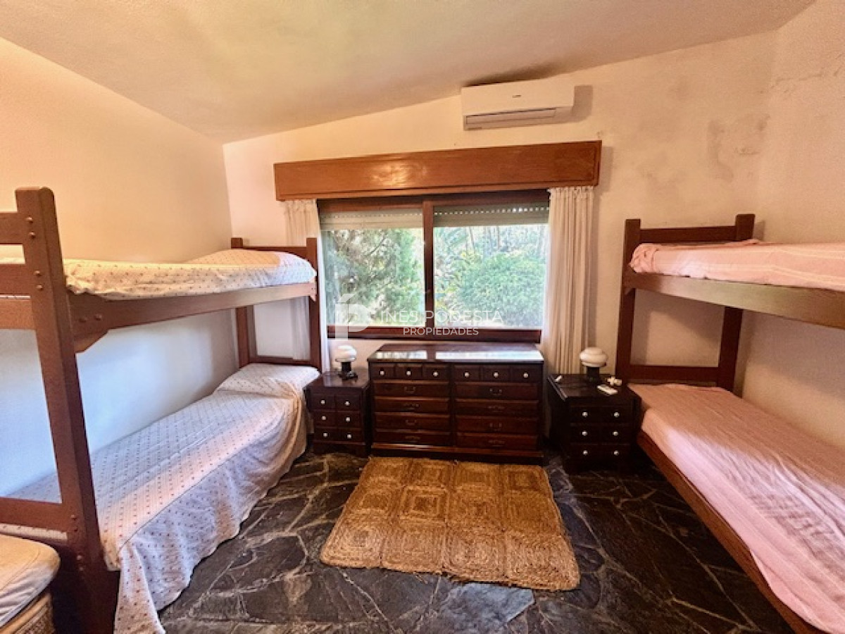 Casa ID.8011 - Venta con 4 dormitorios y dependencia de servicio