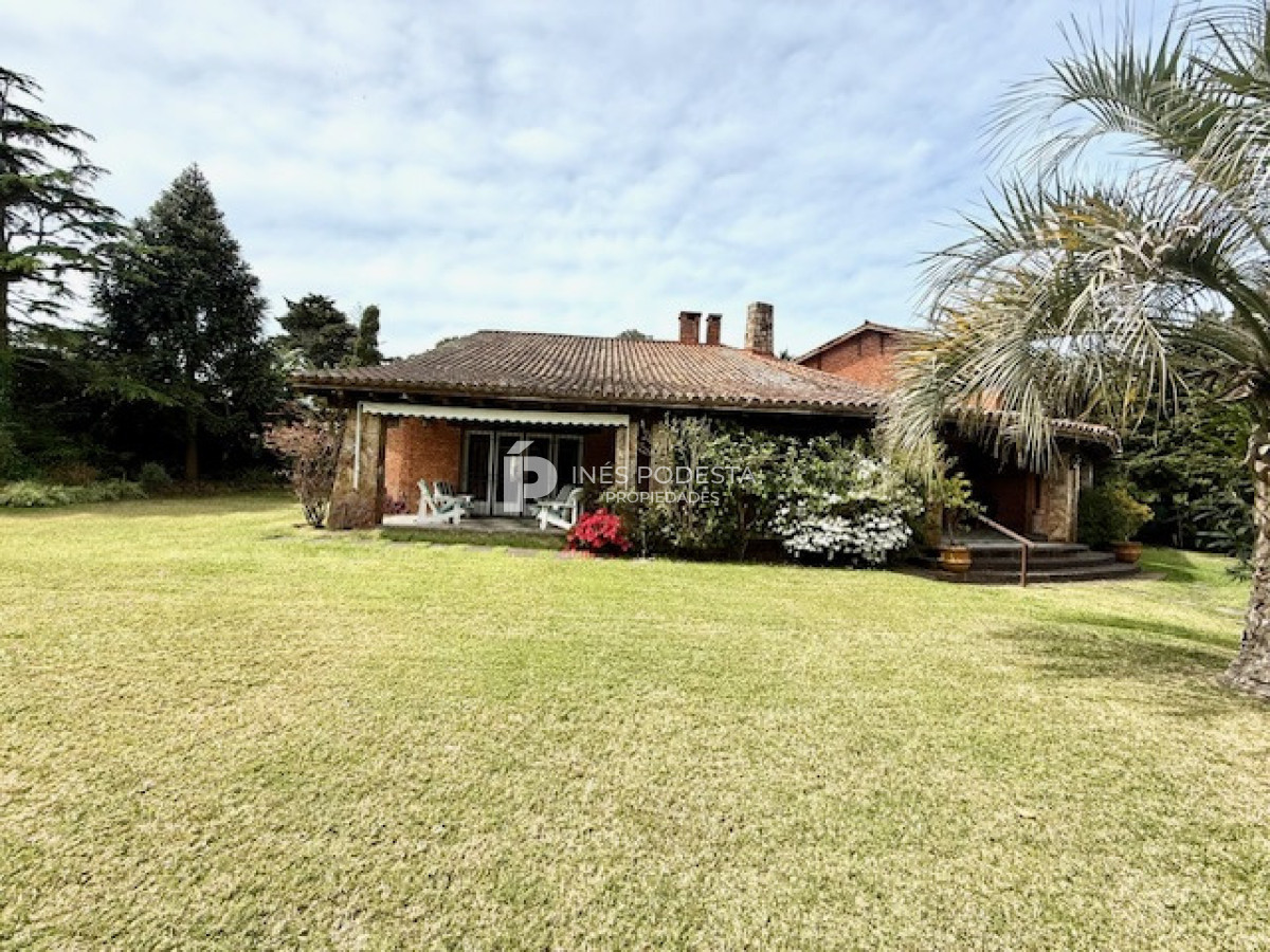 Casa ID.41747 - Venta 7 dormitorios, 8 baños  más dependencias de servicio