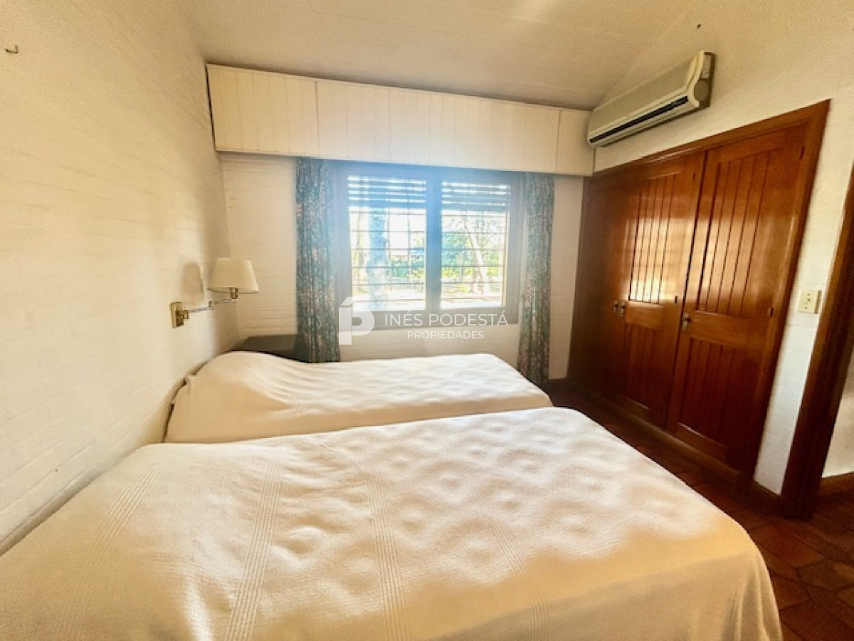 Casa ID.4899 - Venta casa en mansa 4 dormitorios y dependencia de servicio,  piscina