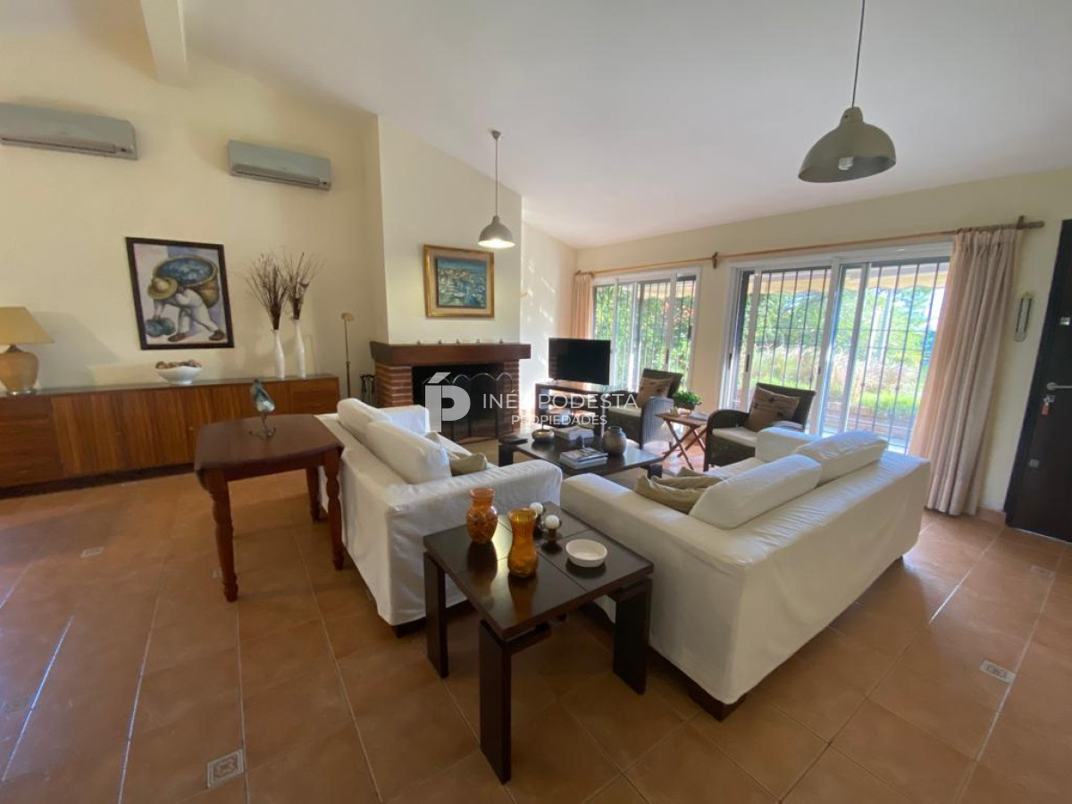 Casa ID.6240 - Alquiler en Mansa  4 dormitorios y dependencia de servicio