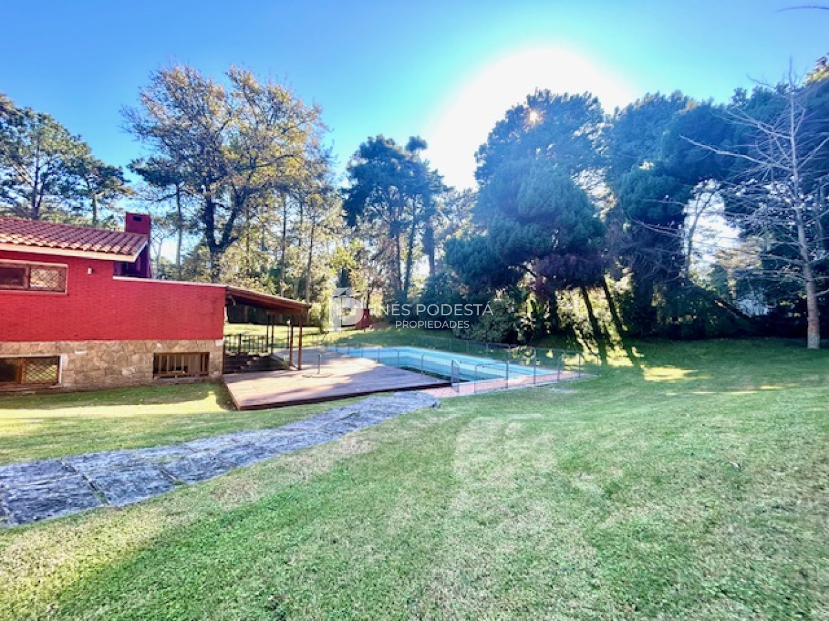 Casa ID.4899 - Venta casa en mansa 4 dormitorios y dependencia de servicio,  piscina