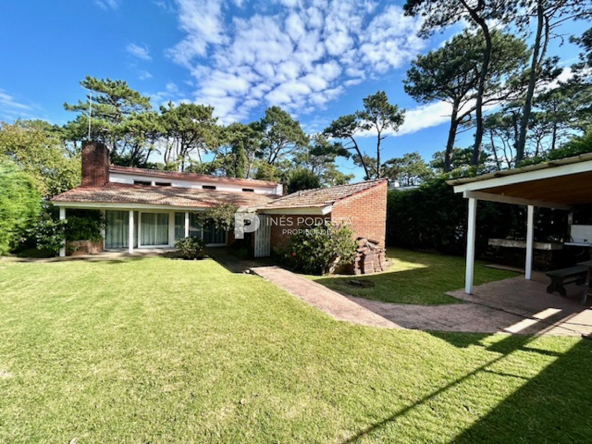 Casa ID.7039 - Venta casa de 3 dormitorios y dependencia de servicio