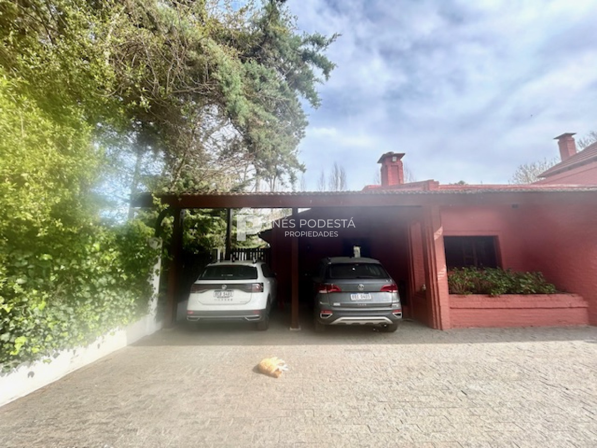 Casa ID.41030 - Venta casa con 4 dormitorios + dependencia de servicio y piscina climatizada