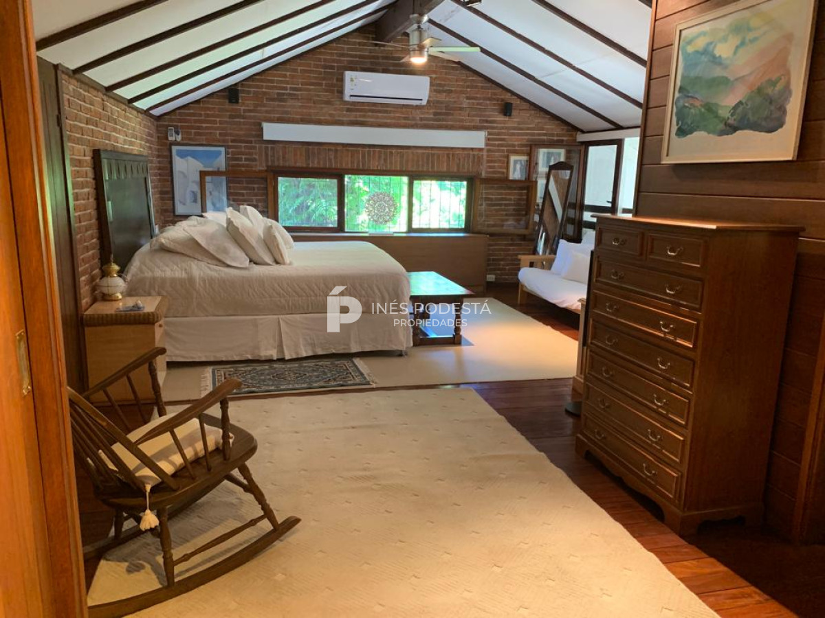 Casa ID.830 - Venta en Mansa 4 dormitorios y dependencia de servicio