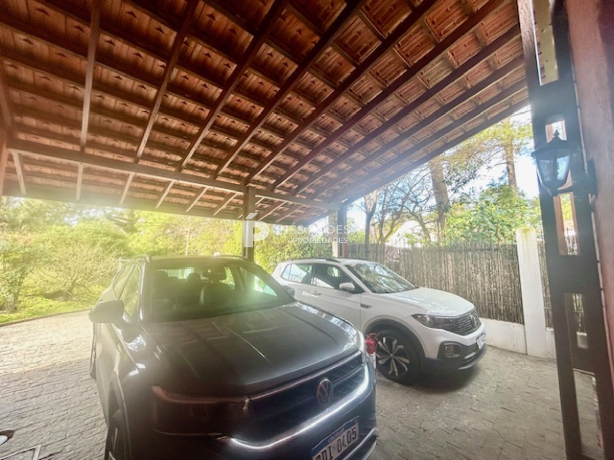 Casa ID.41030 - Venta casa con 4 dormitorios + dependencia de servicio y piscina climatizada