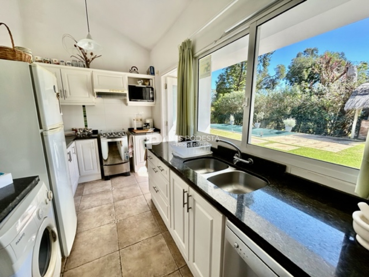 Casa ID.916 - Mansa, excelente ubicación con 4 dormitorios y 3 baños